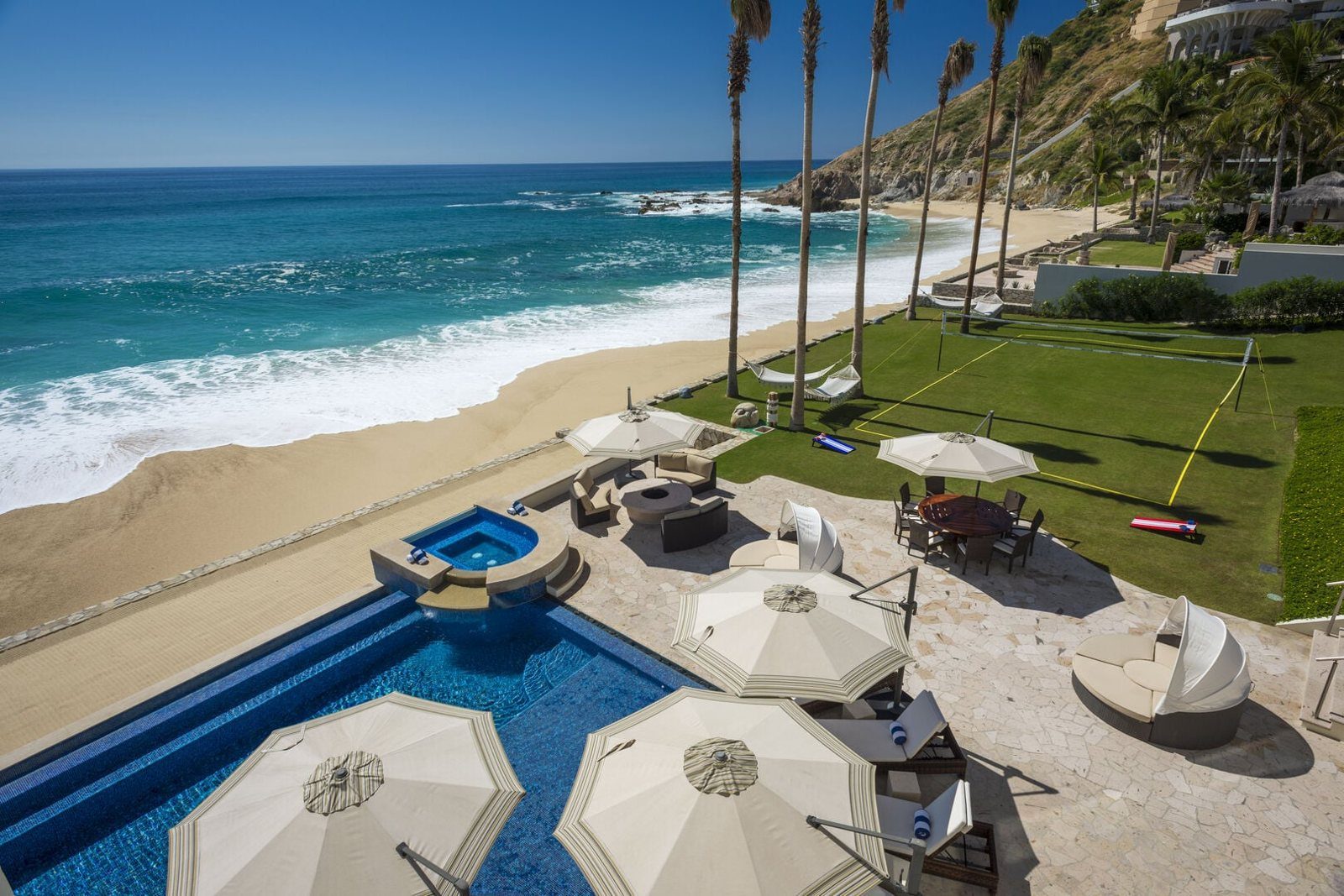 Casa del Mar beachfront pool and lawn in Punta Bella