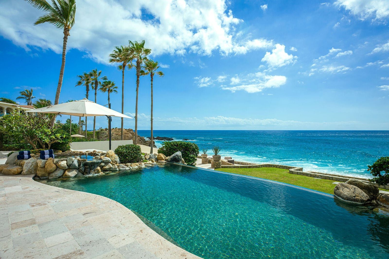 Casa Edwards Too infinity pool facing the ocean in Punta Bella