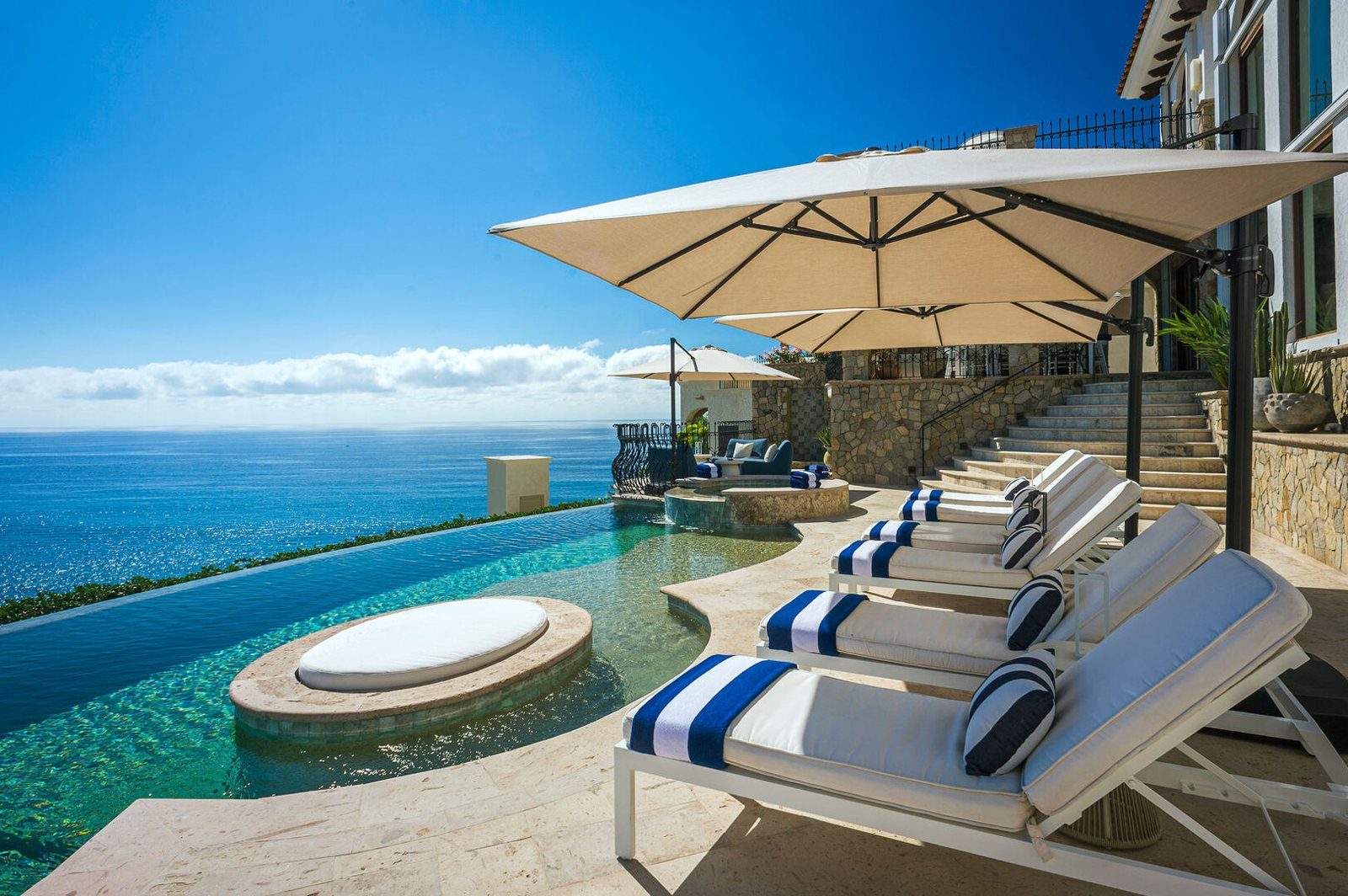 Casa Rio de Luna infinity pool overlooking the ocean